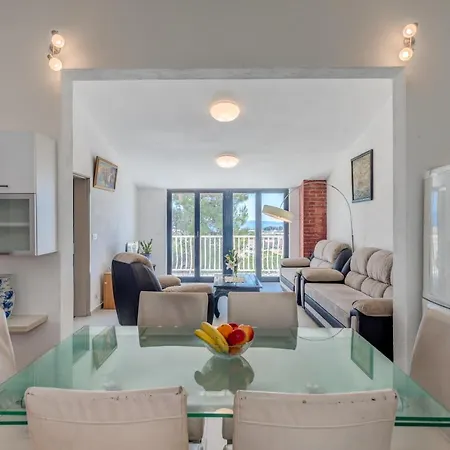 Apartment Falcon Nest 3bdr Sea View & Free Parking