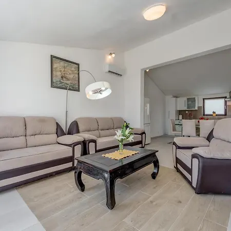 Apartment Falcon Nest 3bdr Sea View & Free Parking Kamen