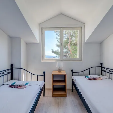 Falcon Nest 3bdr Sea View & Free Parking Apartment *