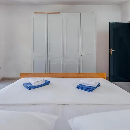Apartment Falcon Nest 3bdr Sea View & Free Parking
