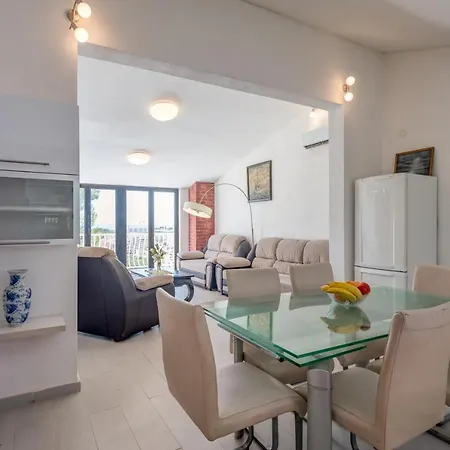 Falcon Nest 3bdr Sea View & Free Parking