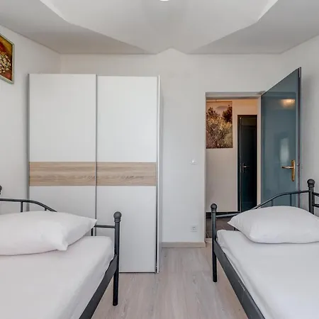 Falcon Nest 3bdr Sea View & Free Parking Apartment