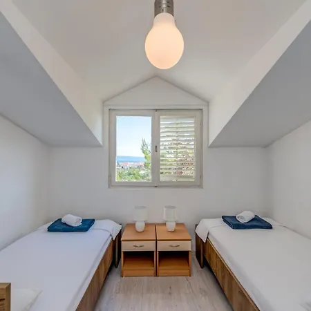 Falcon Nest 3bdr Sea View & Free Parking Apartment *
