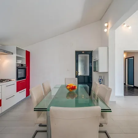Falcon Nest 3bdr Sea View & Free Parking Apartment