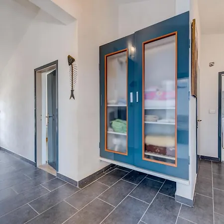 Falcon Nest 3bdr Sea View & Free Parking Apartment *