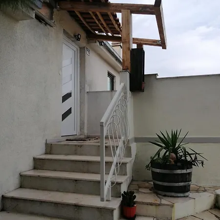 Falcon Nest 3bdr Sea View & Free Parking Apartment *